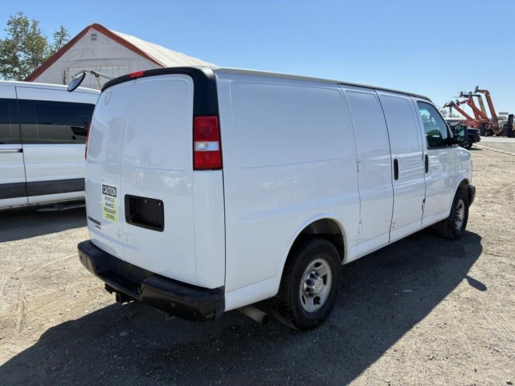 2014-chevrolet-express-3500-image-3
