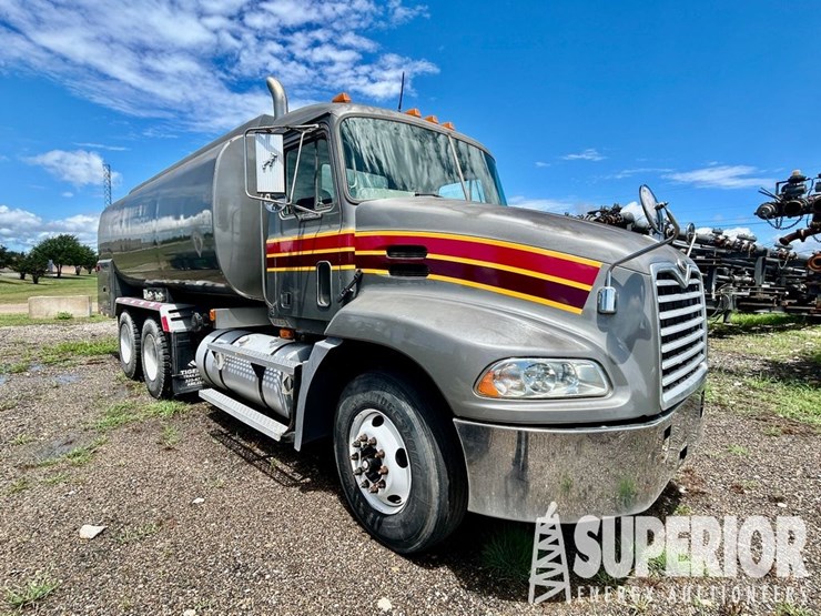 (x)-(9-69)-2000-mack-cx613-2000-gal-t/a-fuel-truck...-image-1