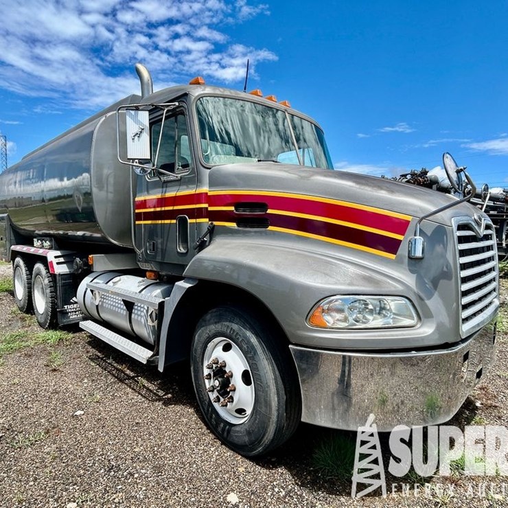 (x) (9-69) 2000 MACK CX613 2000-Gal T/A Fuel Truck...