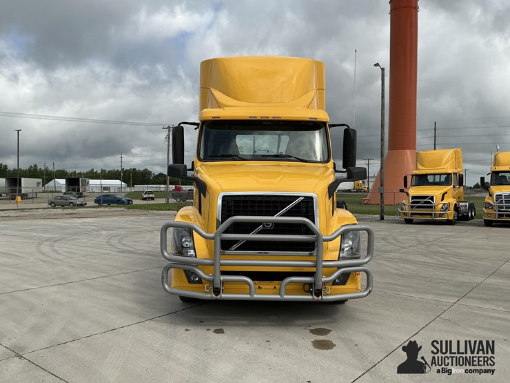 2016-volvo-vnl64t300-image-2