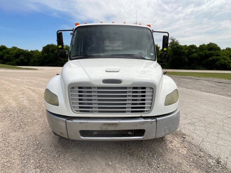 2005-freightliner-m2-106-image-2