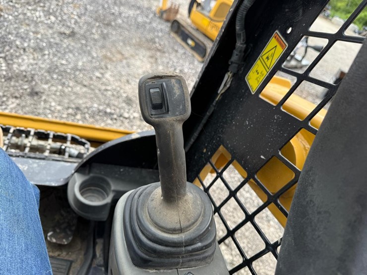 2018-caterpillar-249d-image-19