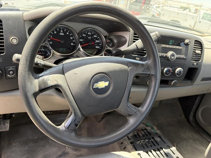 2011-chevrolet-silverado-2500-image-13