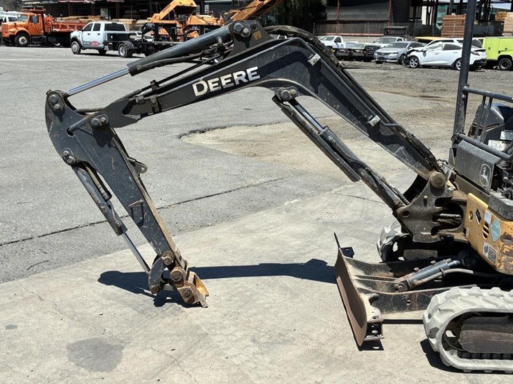 2016-deere-17g-image-5