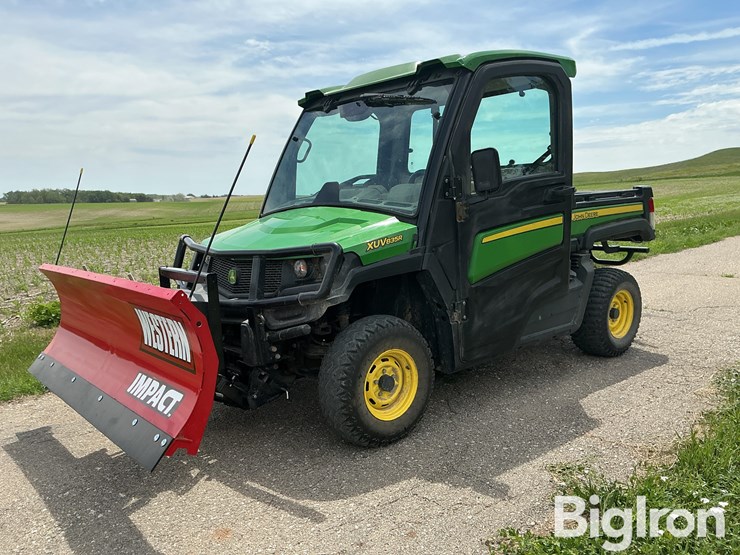2019-john-deere-gator-image-1