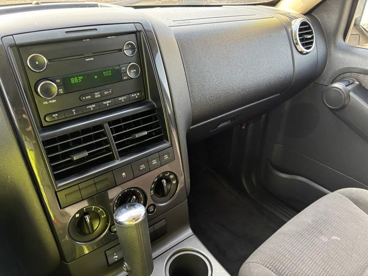 2010-ford-explorer-xlt-image-18