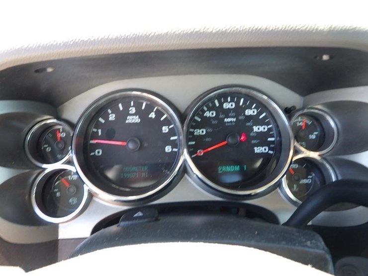 2014-chevrolet-2500hd-image-25