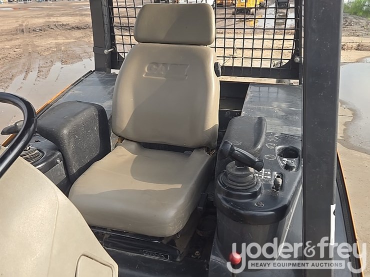 2017-case-650l-image-42