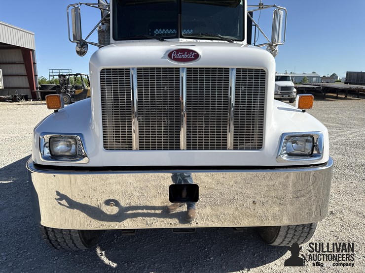 2001-peterbilt-330-image-11