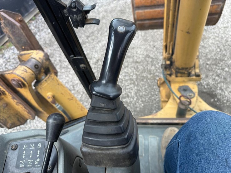 caterpillar-420d-image-36