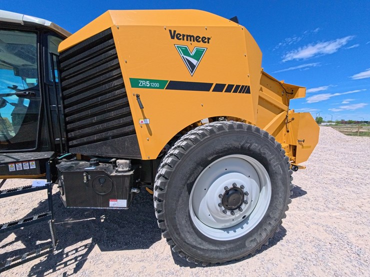 #1027-•-2020-vermeer-zr5-self-propelled-baler-image-45