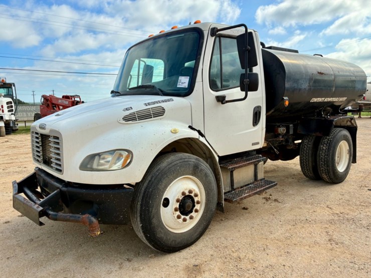 2006-freightliner-m2-106-image-1