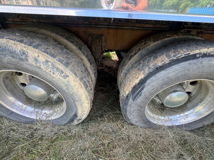 2010-peterbilt-367-image-24