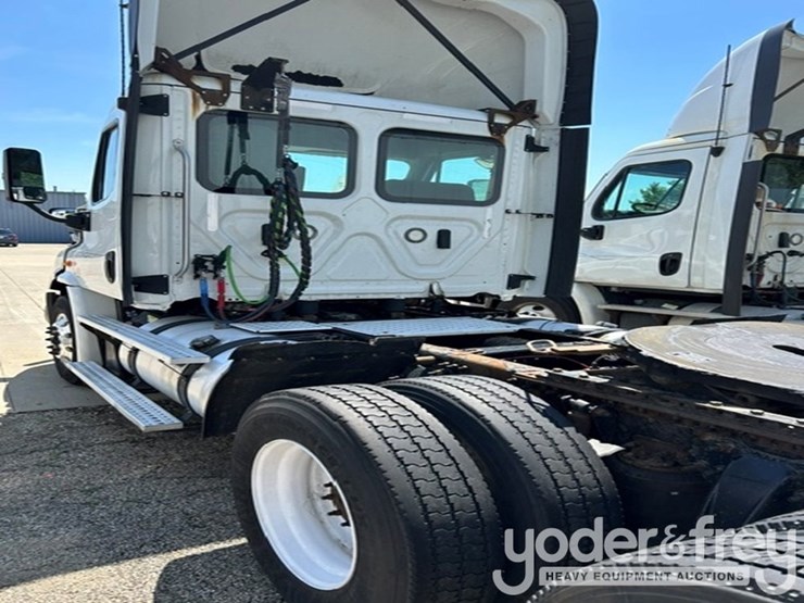 2018-freightliner-cascadia-113-image-3