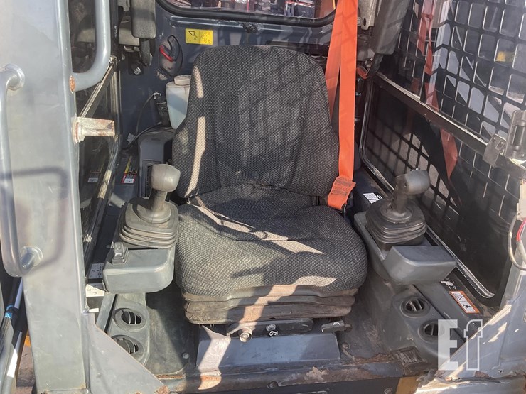 2017-deere-317g-image-14