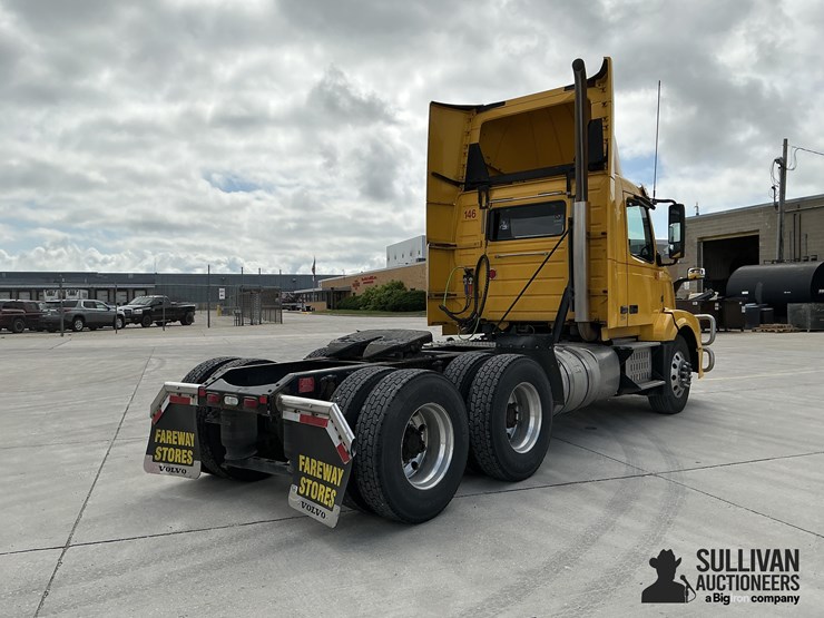 2015-volvo-vnl64t300-image-5