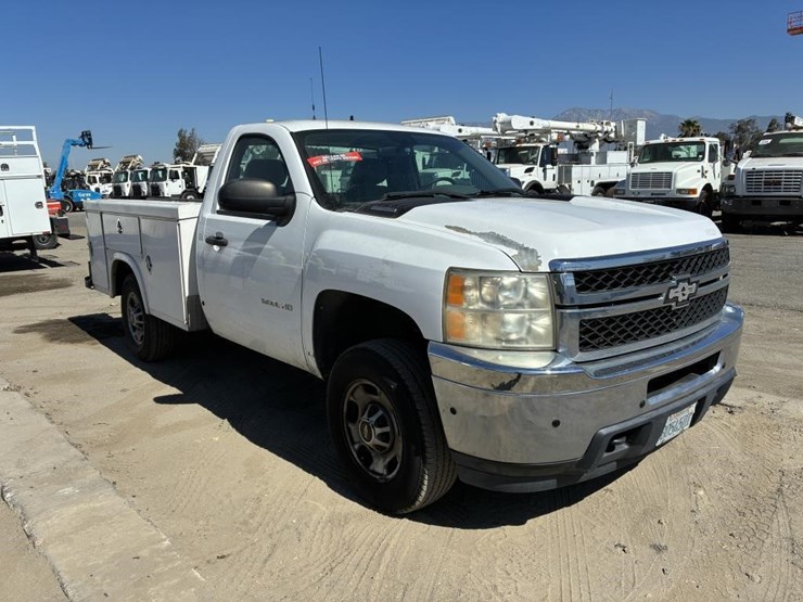 2011-chevrolet-silverado-2500-image-2