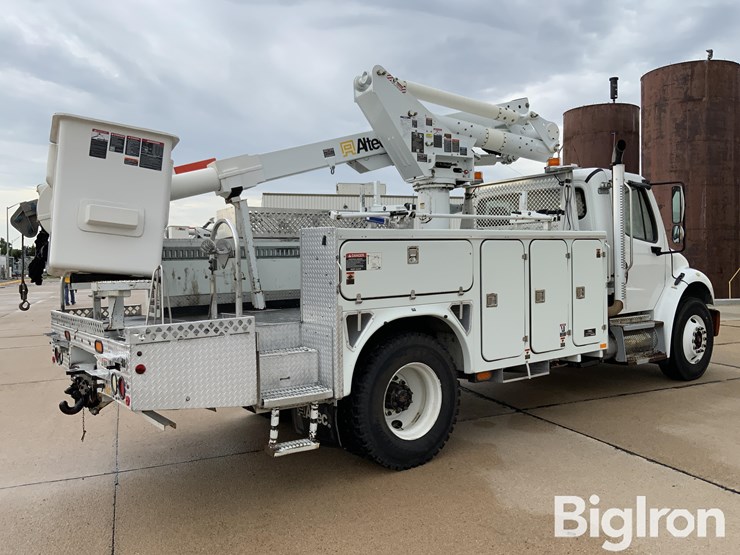 2010-freightliner-m2-106-image-5