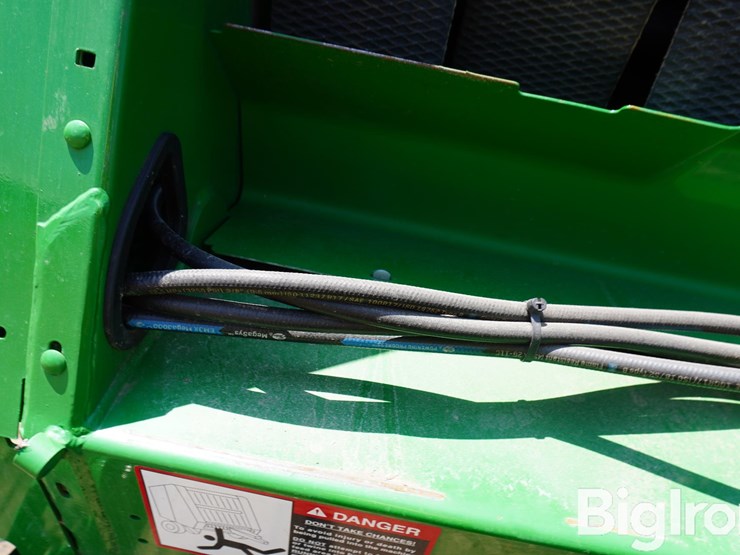 2022-john-deere-560m-image-13