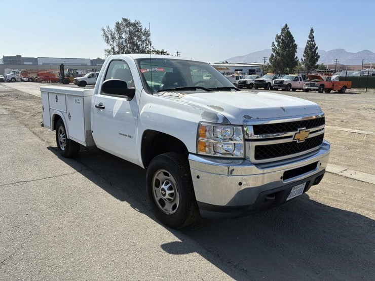 2011-chevrolet-silverado-2500-image-2