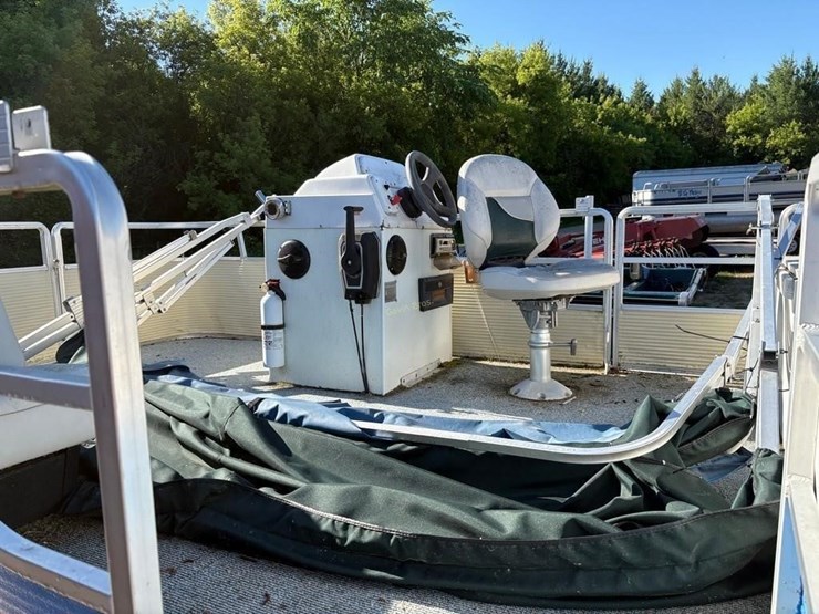 harris-pontoon-boat-image-9