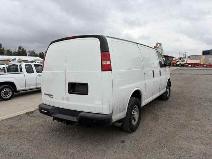 2014-chevrolet-express-3500-image-3