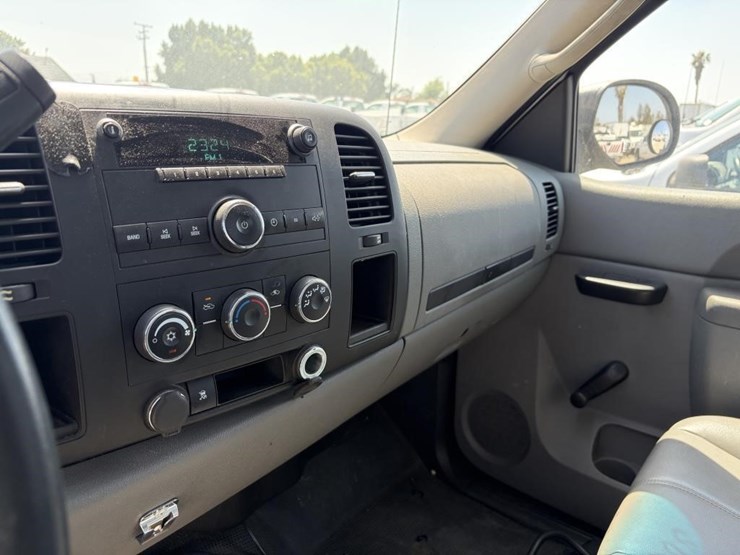 2011-chevrolet-2500hd-image-14