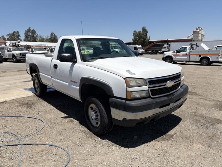 2006-chevrolet-2500-image-2