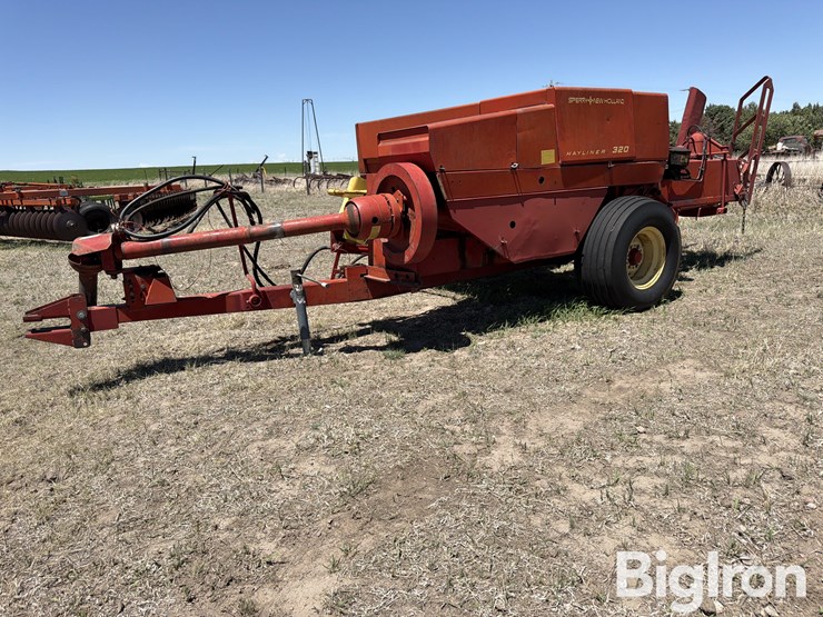 new-holland-320-image-1
