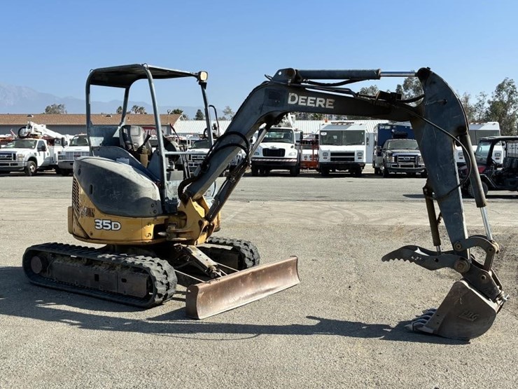 2005-deere-35d-image-2
