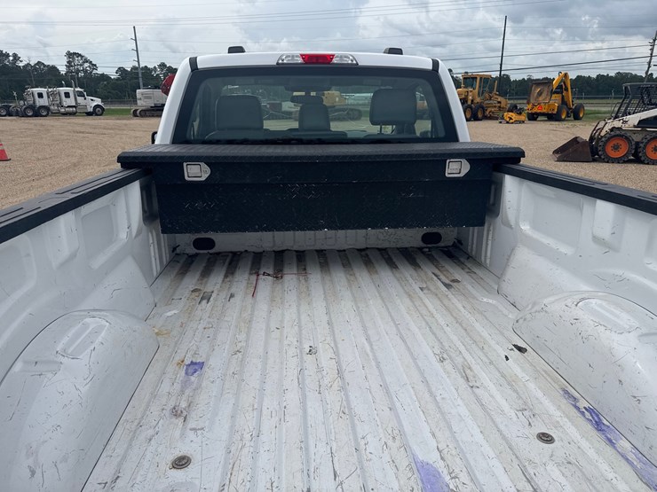 2022-ford-f150-xl-image-12