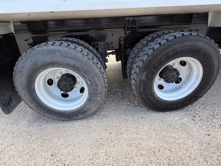 2015-caterpillar-ct660-image-15