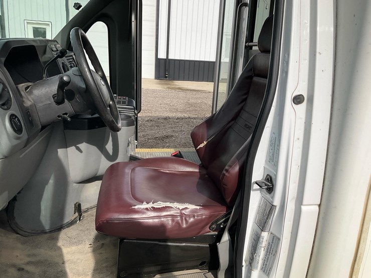 2010-ford-e350-image-42