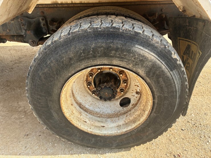 2006-freightliner-m2-106-image-12