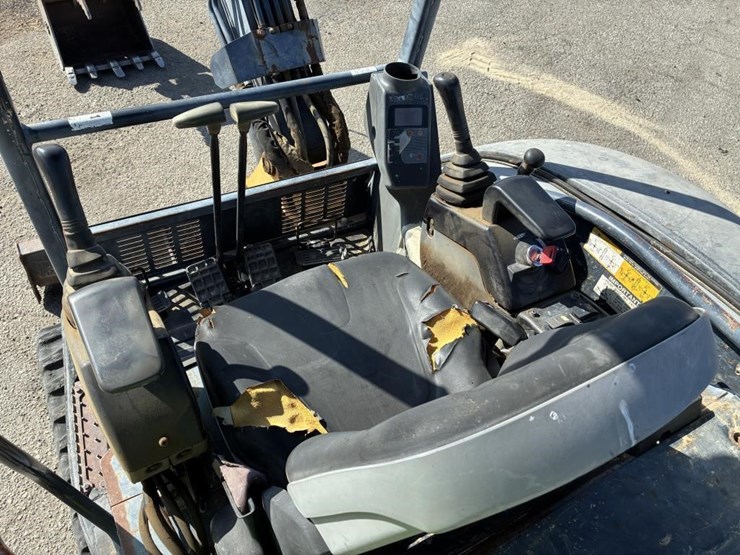 2005-deere-35d-image-14