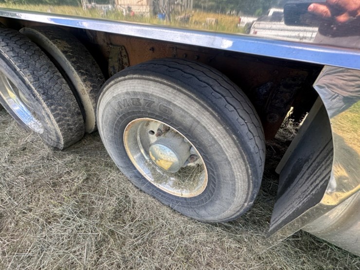 2010-peterbilt-367-image-23