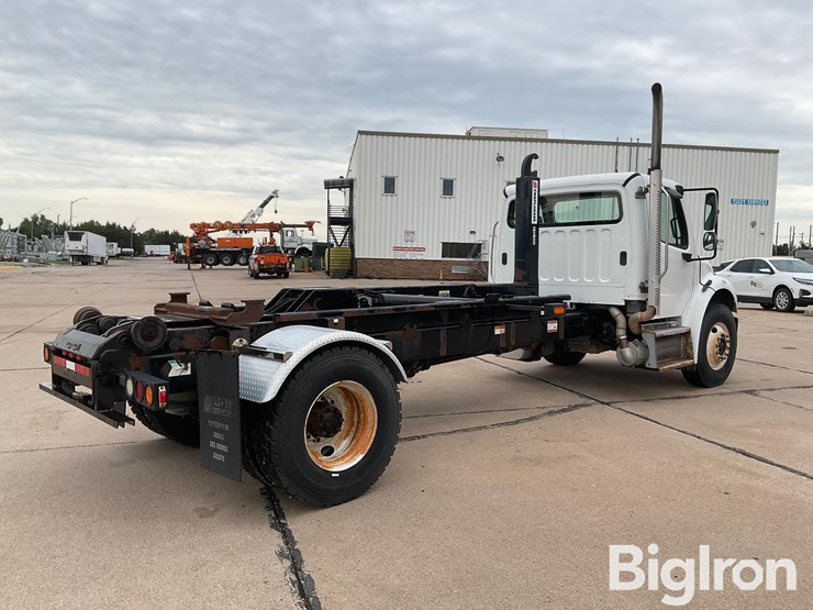 2010-freightliner-m2-106-image-5