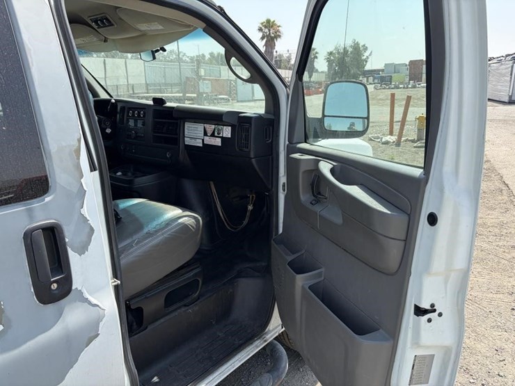 2011-gmc-3500-image-10