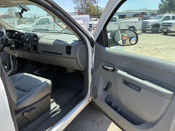 2011-chevrolet-silverado-2500-image-12