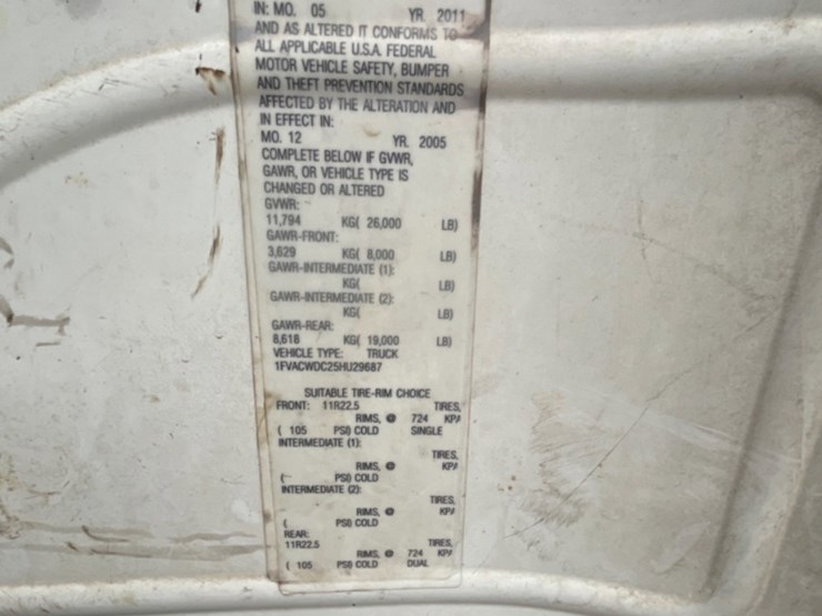 2005-freightliner-m2-106-image-18