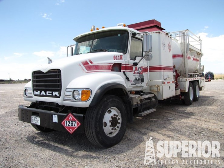 (x)-(6-11)-2006-mack-cu713-hot-oil-truck,-vin-1m2a...-image-1