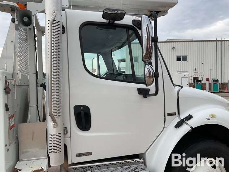2009-freightliner-m2-106-image-18