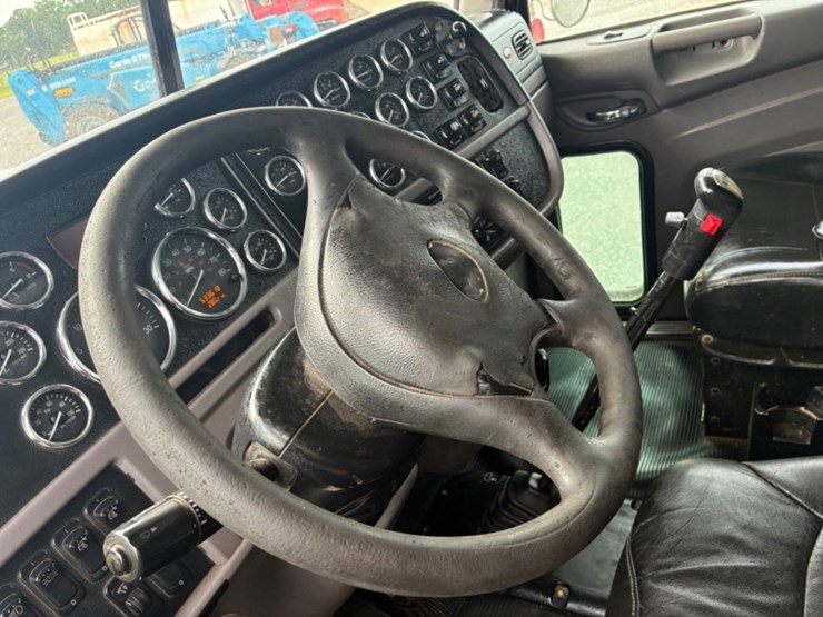 2015-peterbilt-389-image-11