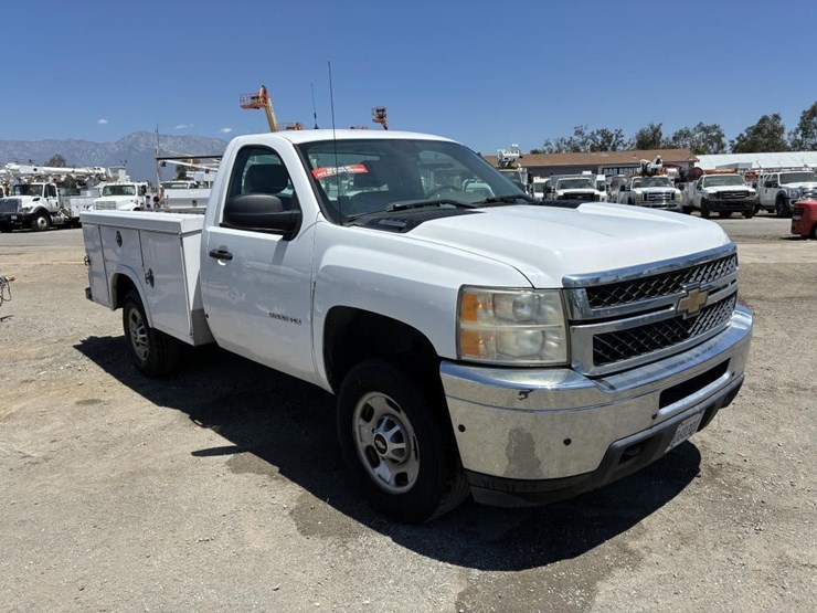 2011-chevrolet-silverado-2500-image-2