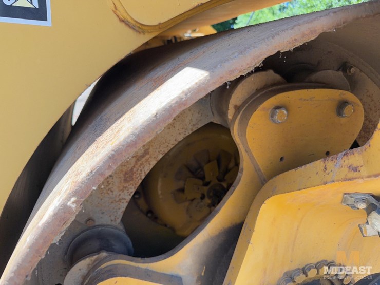 2010-caterpillar-cb64-image-6