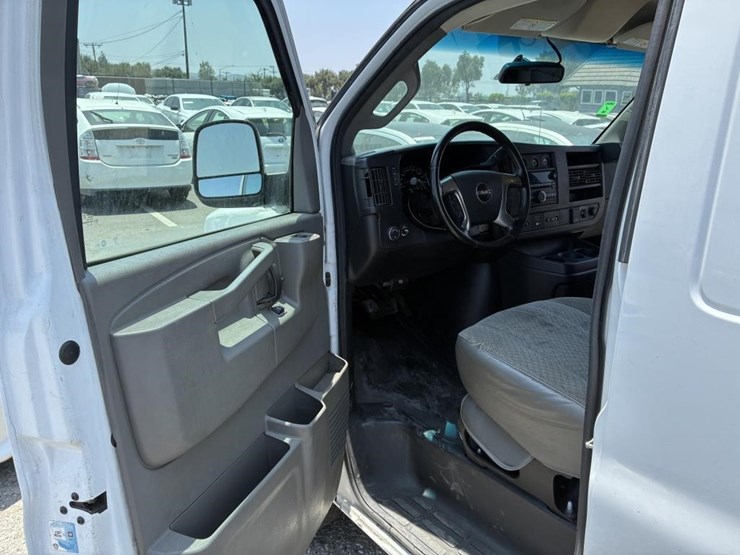 2017-utility-van-image-12