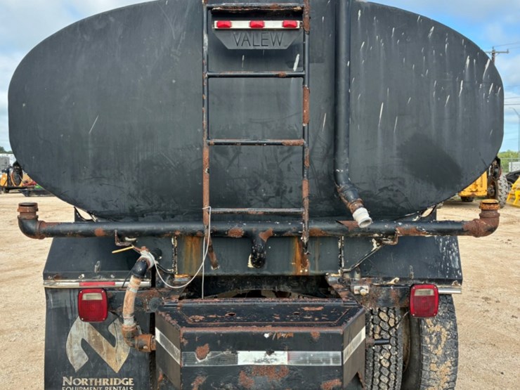 2006-freightliner-m2-106-image-5