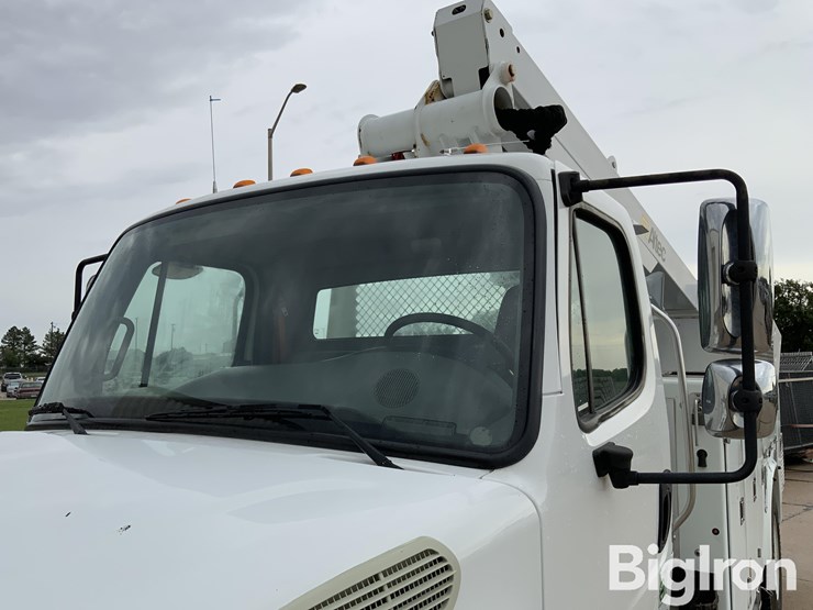 2010-freightliner-m2-106-image-13