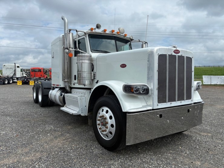 2015-peterbilt-389-image-3