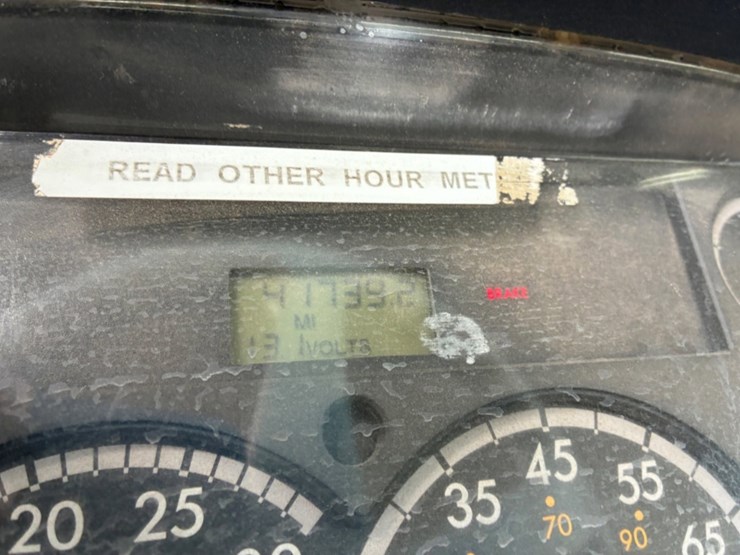 2006-freightliner-m2-106-image-17